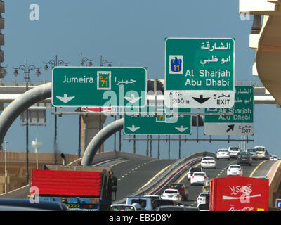 Dubai UAE n panneaux de circulation routière Banque D'Images