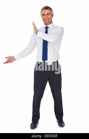 Smiling businessman in suit montrant Banque D'Images