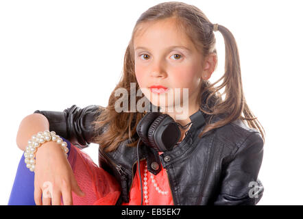 Portrait d'une petite fille avec une veste noire et des écouteurs on white Banque D'Images