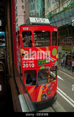 Le tramway de la rue dans les rues de Hong Kong Banque D'Images