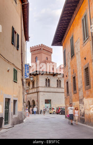 Rue étroite dans le centre historique de Pise, Italie. Banque D'Images