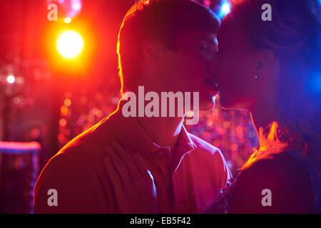 Couple dancing et les baisers Banque D'Images