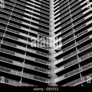 Les lignes droites d'un balcon de l'hôtel de créer un modèle d'un moderniste au milieu du 20e siècle de style d'architecture. Photo noir et blanc. Banque D'Images