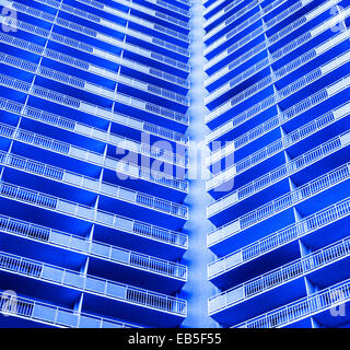 Les lignes droites d'un balcon de l'hôtel de créer un modèle d'un moderniste au milieu du 20e siècle de style d'architecture. Photo couleur numérique. Banque D'Images