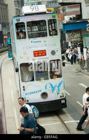 Le tramway de la rue dans les rues de Hong Kong Banque D'Images