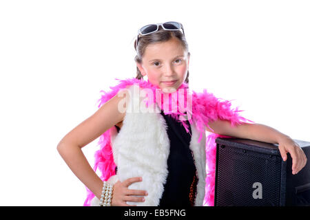 Une jolie petite fille avec un boa de plume rose sur fond blanc Banque D'Images