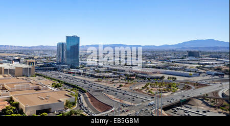 Une vue sur Las Vegas, Route 15 Sud et les montagnes au loin. Banque D'Images