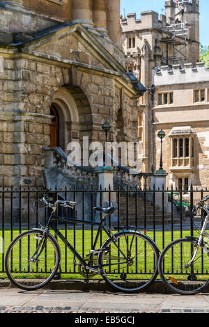 Les vélos enchaînés à la grille en face de la Radcliffe Camera, une salle de lecture de la Bodleian Library, Oxford University Banque D'Images