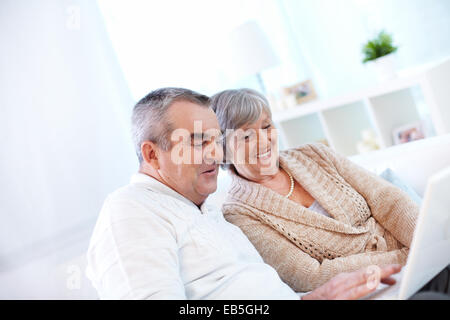 Senior couple using laptop Banque D'Images
