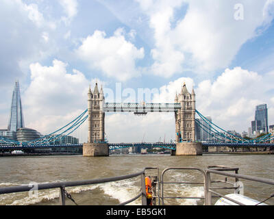 Tower Bridge et Shard vu de Riverbus sur Tamise London UK Banque D'Images