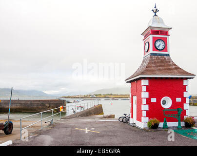 Tour de l'horloge rouge au port de Sewen, Ring of Kerry, Irlande Banque D'Images