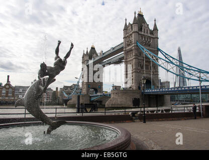 Tower Bridge, le Shard et David Wynnes 1973 Statue de 'Girl' avec un dauphin Banque D'Images