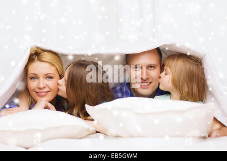 Famille heureuse avec deux enfants de moins à la maison générale Banque D'Images