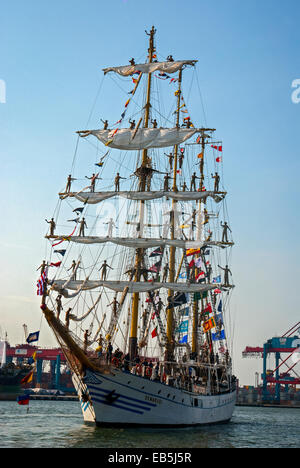 Des cadets de la marine indonésienne qui agite Au revoir sous le nom de KRI Dewaruci (Dewa Ruci), un grand navire indonésien, embarque une voile à Jakarta, en Indonésie. Banque D'Images