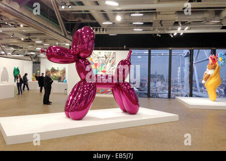 La sculpture géante 'Balloon Dog' par l'artiste Jeff Koons est exposée au Centre Pompidou à Paris, France, 25 novembre 2014. Une rétrospective géant avec 100 œuvres de l'artiste américain Koons est sur l'affichage à Paris maintenant, après New York. Photo : SABINE GLAUBITZ/dpa Banque D'Images