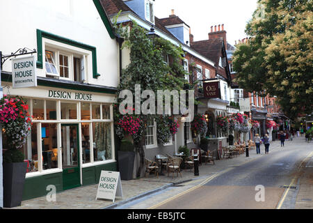 Des boutiques de la rue de la cathédrale, la ville de Winchester, Hampshire County ; Angleterre ; la Grande-Bretagne, Royaume-Uni Banque D'Images