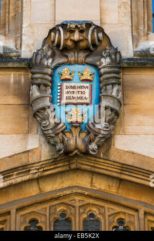 Armoiries de l'Université au-dessus d'une porte extérieure du Divinty School de l'Université d'Oxford, conçu par Christopher Wren en 1 Banque D'Images