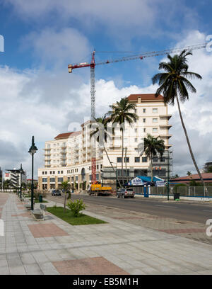 Extérieur du bâtiment de nouvelles grandes vacances ou bâtiment de l'hôtel en construction à Bata, en Guinée équatoriale Banque D'Images