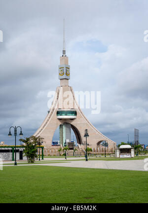 Tour de la liberté d'une tour monumentale de 62 m de hauteur et contenant un restaurant tournant à la hauteur de 25 m à Bata, par ex. Banque D'Images
