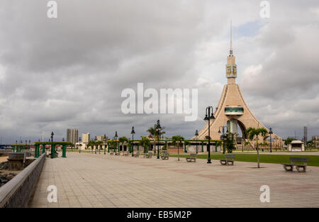 Tour de la liberté d'une tour monumentale de 62 m de hauteur et contenant un restaurant tournant à la hauteur de 25 m à Bata EG Banque D'Images