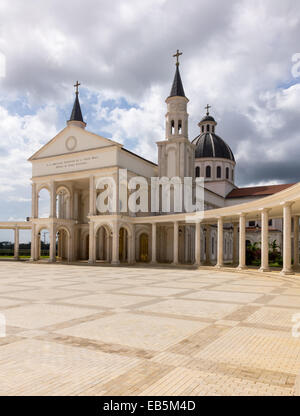 Entrée privée et square de la basilique de l'Immaculée Conception de la Vierge Marie à Mongomo, Guinée équatoriale en Afrique Banque D'Images