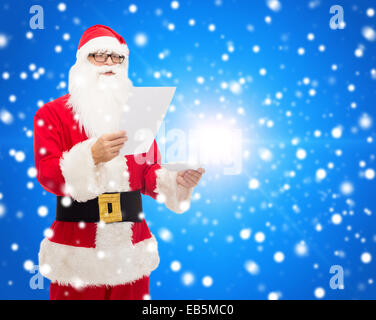 L'homme en costume de Père Noël avec la lettre Banque D'Images