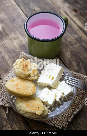 Pain fraîchement cuit et le fromage blanc sur la table Banque D'Images