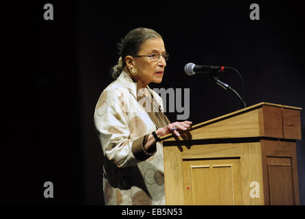 Stanford, CA, USA. 17 août, 2013. Dans ce fichier photo prise le 17 septembre 2013, Ruth Bader Ginsburg prend la parole à l'École de droit de Stanford de Stanford, en Californie. Aujourd'hui, les États-Unis de la Cour Surpreme subit une chirurgie cardiaque en raison d'une artère coronaire obstruée. © Josh Edelson/ZUMA/Alamy Fil Live News Banque D'Images