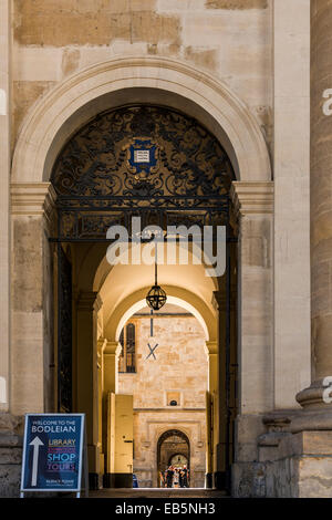 Regardant à travers une arche du Clarendon Bâtiment à la Bodleian Library, qui fait partie de l'Université d'Oxford Banque D'Images