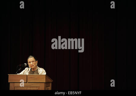 Stanford, CA, USA. 17 août, 2013. Dans ce fichier photo prise le 17 septembre 2013, Ruth Bader Ginsburg prend la parole à l'École de droit de Stanford de Stanford, en Californie. Aujourd'hui, les États-Unis de la Cour Surpreme subit une chirurgie cardiaque en raison d'une artère coronaire obstruée. © Josh Edelson/ZUMA/Alamy Fil Live News Banque D'Images