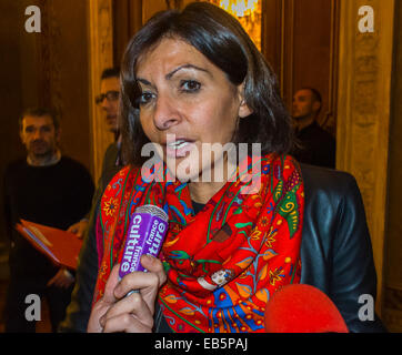 Paris, France. Politique, Journée mondiale du SIDA, Maire de Paris Anne Hidalgo, et Réunion d'ONG, Hot-el-de-ville, 'Déclaration de Paris 2014' 'Paris sans SIDA' faisant une annonce, aides à atteindre zéro, vote du Parti socialiste france Banque D'Images