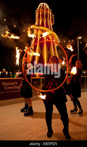 Edinburgh, Ecosse, Royaume-Uni. 26 novembre, 2014. PYROCELTICA Édimbourg basé à prendre la glace à St Andrew Square pour prévisualiser leurs fiery St Andrew's Day-performance inspirée. Faire Feu et Glace mix ? Oui ils font ! Célébrations du Jour de la Saint-André (28 novembre - 30 novembre). St Andrew's Day (30 novembre) est un temps pour tout le monde en Ecosse et ceux avec une connexion écossais pour célébrer le peuple de l'Ecosse et de l'histoire, ainsi que notre culture traditionnelle et contemporaine, excellente nourriture et boisson. Banque D'Images