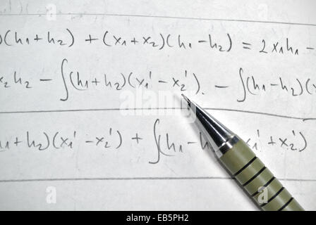 Crayon et travail mathématique matriciel et sur Banque D'Images