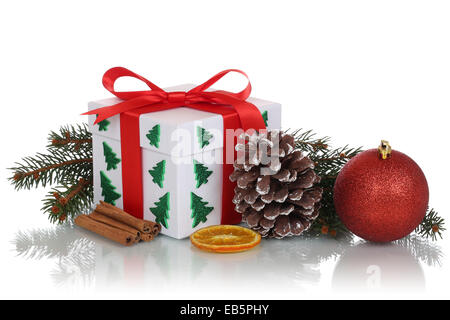 Boîte cadeau de Noël avec décor isolé sur fond blanc Banque D'Images