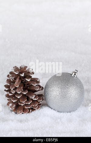 Décoration avec Christmas Tree ball, fir cone, neige et copyspace Banque D'Images
