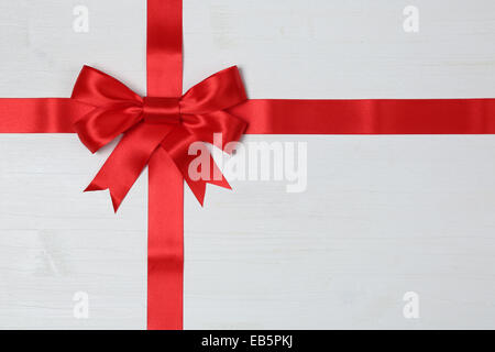 Bow cadeau et ruban rouge pour les dons sur un fond de bois Banque D'Images