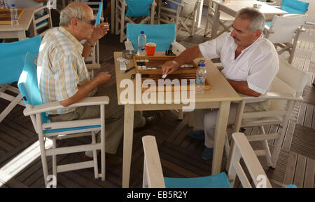 Deux hommes jouant au backgammon dans un café à Milos Cyclades - Grèce Banque D'Images