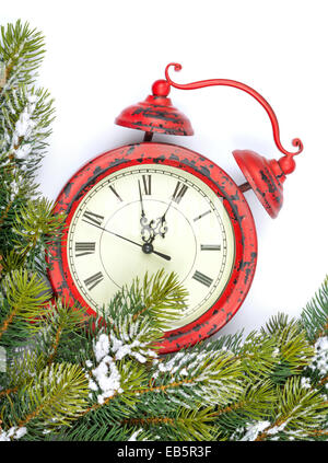 Noël arrière-plan avec l'horloge, la neige sapin. Isolé sur fond blanc Banque D'Images
