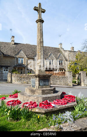 Coquelicots sur War Memorial, Northleach, Oxfordshire, Cotswolds, Royaume-Uni Banque D'Images