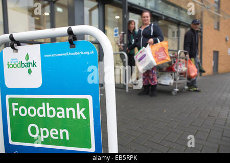 Epsom et Ewell comptoir alimentaire, les dons de nourriture pour les familles qui souffrent de difficultés financières, Surrey, England, UK Banque D'Images