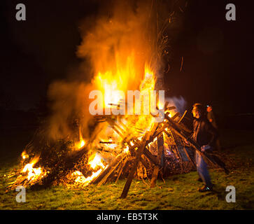 Des gens pour qui le bois sur jardin bonfire, UK Banque D'Images