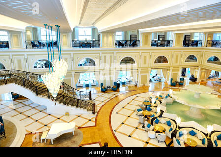 L'intérieur du hall de l'hôtel de luxe dans l'éclairage de nuit, Ras Al Khaimah, ÉMIRATS ARABES UNIS Banque D'Images