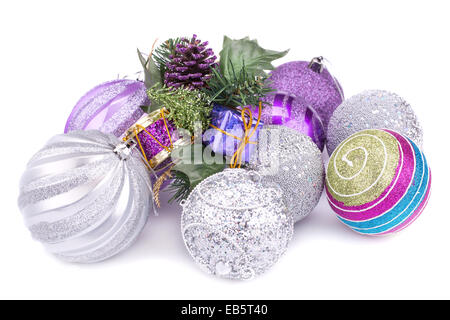 Décoration de Noël avec boules isolé sur fond blanc. Banque D'Images