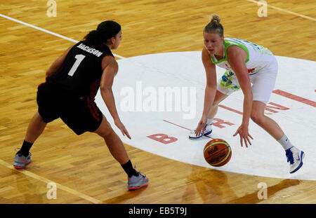 Brno, République tchèque. 26 Nov, 2014. Amanda Jackson (à gauche) de Torun et Katerina Hindrakova de Brno pendant le 4ème tour de la Coupe européenne de basket-ball match du groupe B contre Brno IMOS Energa Torun à Brno, en République tchèque, le 26 novembre 2014. © Vaclav Salek/CTK Photo/Alamy Live News Banque D'Images