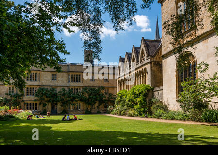 Le jardin des Fellows de l'Exeter College est flanquée de la bibliothèque du collège conçu par Sir George Scott Gilber, la Divinity School Banque D'Images