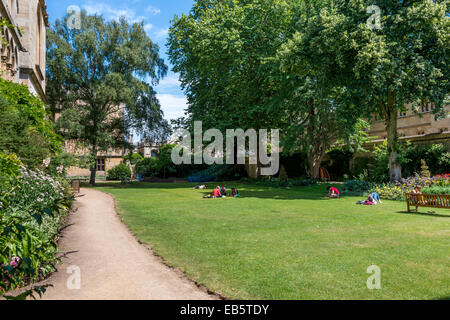 Le jardin des Fellows de l'Exeter College est un lieu où les élèves du collège rendez vous détendre et parfois au cours de l'étude nice w Banque D'Images