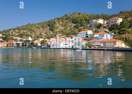 Vathy, Ithaca, îles Ioniennes, Grèce. Maisons modernes colorés donnant sur le port bien abrité. Banque D'Images