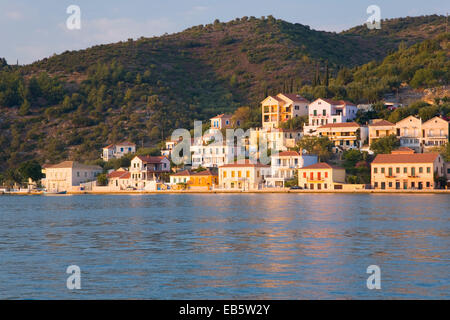 Vathy, Ithaca, îles Ioniennes, Grèce. Belle vue sur le port et maisons modernes éclairées par le soleil couchant. Banque D'Images