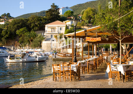 Kioni, Ithaca, îles Ioniennes, Grèce. Vue le long du front de mer de harbourside typique taverne. Banque D'Images