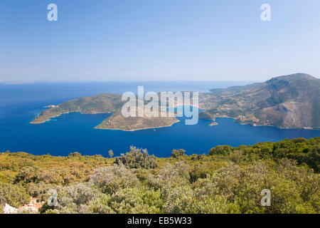 Anogi, Ithaca, îles Ioniennes, Grèce. Vue du monastère de Panagia Kathariotissa à travers le golfe de Molos à Vathy lointain. Banque D'Images